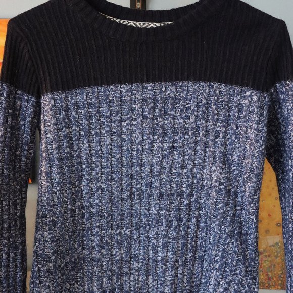 Two-toned Blue Pullover - Picture 2 of 2